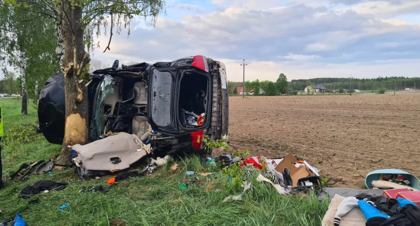 AKTUALIZACJA: Pościg za Volvo - auto uderzyło w drzewo - na miejsce lecą dwa śmigłowce LPR