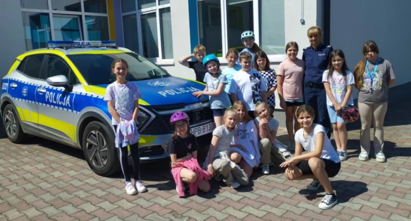 Policjanci wspieraja egzaminy na kartę rowerową