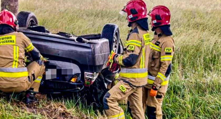 Dachowanie BMW na drodze z Bystrego do Krzeczyna