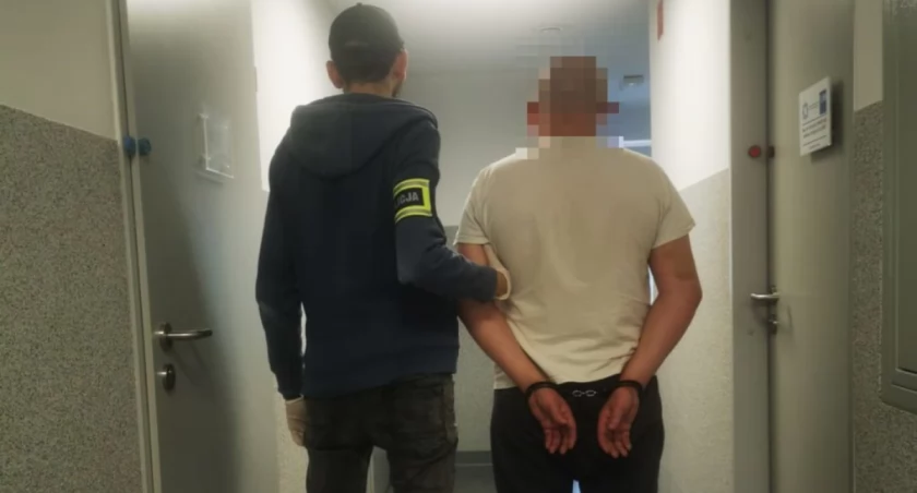 Policjanci ujęli ukrywającego się mężczyznę - schował się za drzwiami