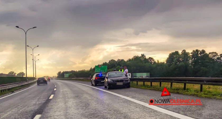 BMW wylądowało na barierach energochłonnych