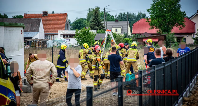 W Sokołowicach mężczyzna stracił przytomność wewnątrz studni, podczas jej malowania - VIDEO
