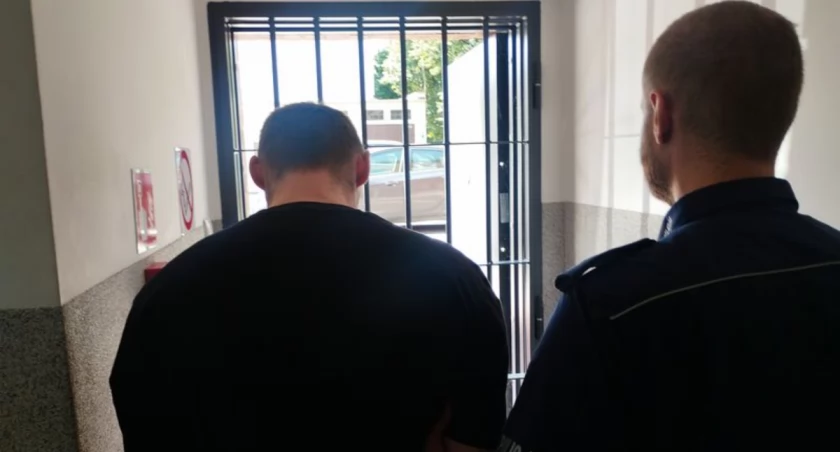 24 - latek uderzył swoją matkę pięścią w twarz - trafił do aresztu