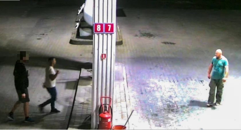 Pobili mężczyznę na stacji paliw - teraz poszukuje ich policja