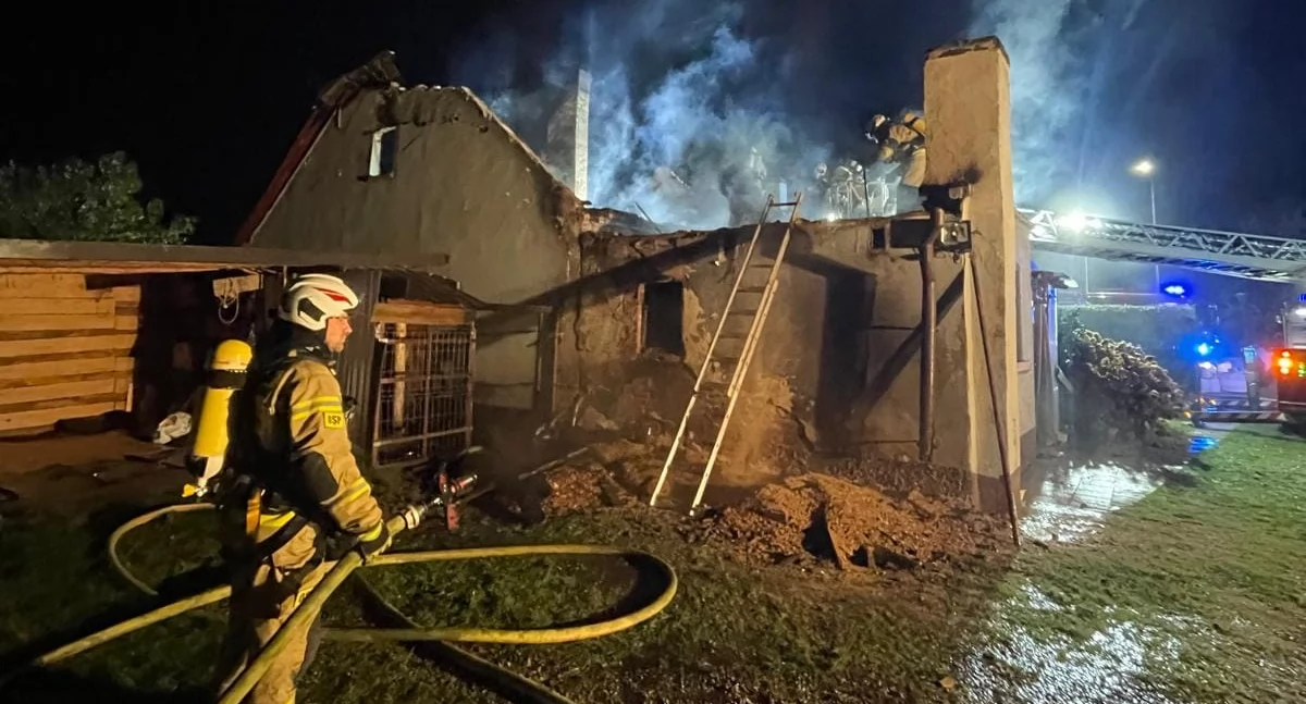 Nocna akcja strazaków - pożar budynku jednorodzinnego