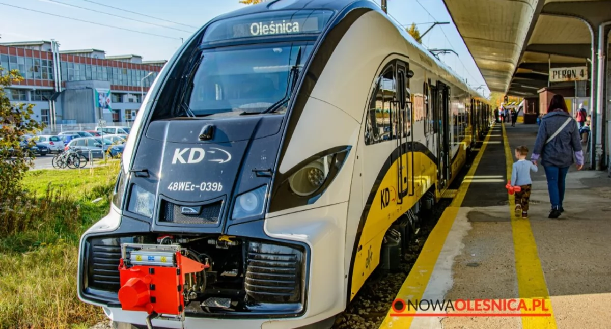 Pojazd kolejowy Elf na oleśnickim dworcu