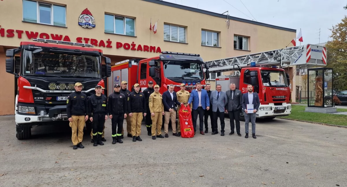 Oleśnicy strażacy otrzymali w prezencie płachtę do gaszenia samochodów