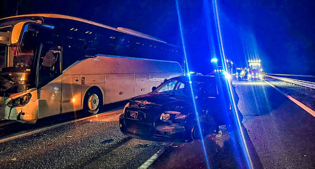 Wypadek na S8 z udziałem autokaru