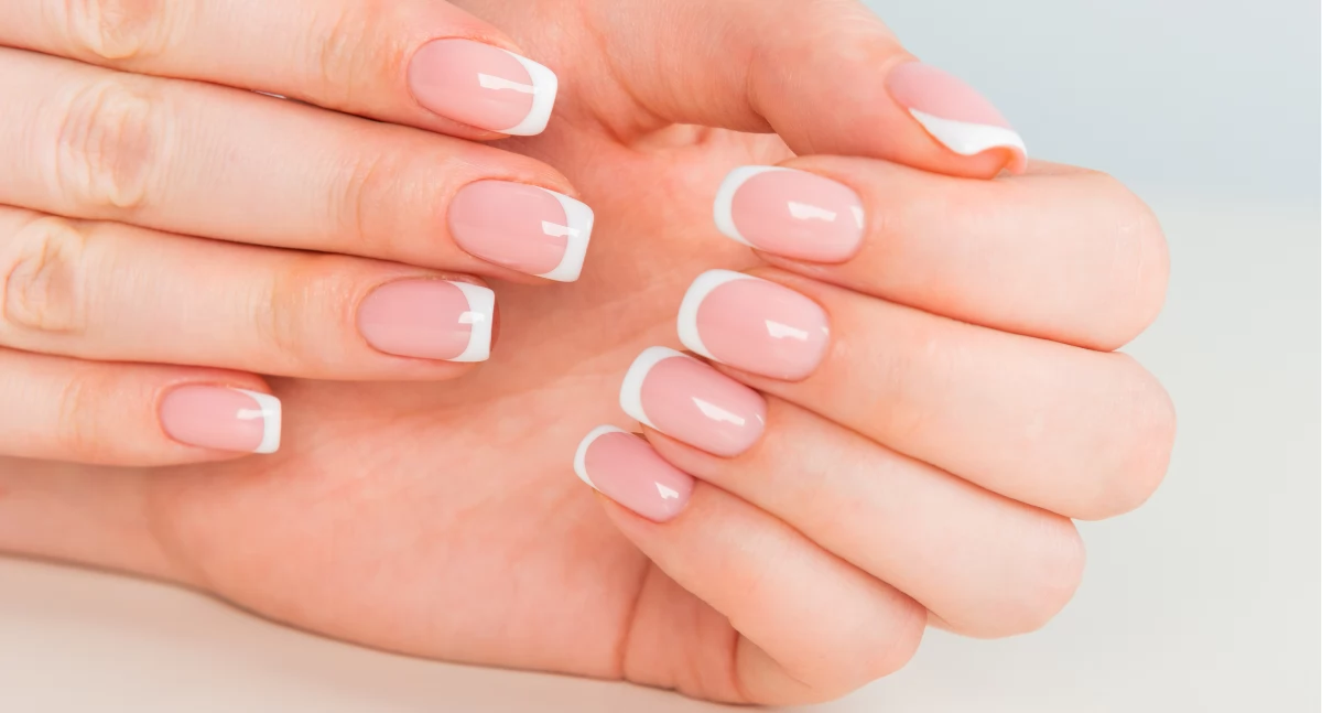 French niejedno ma imię. Poznaj różne oblicza manicure ślubnego