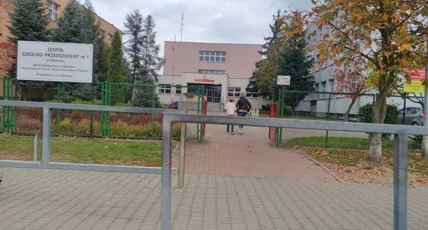 Ewakuacja w oleśnickiej szkole - Ktoś rozpylił nieznaną substancję