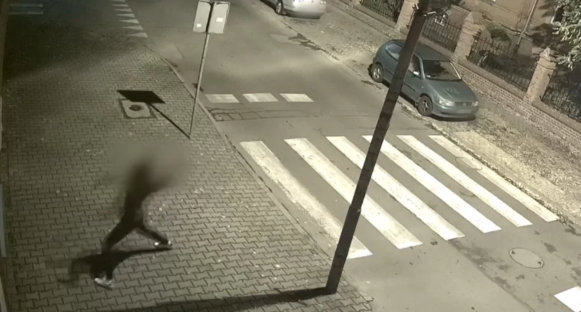30 - latek uszkodził szybę w budynku oleśnickiej policji - VIDEO