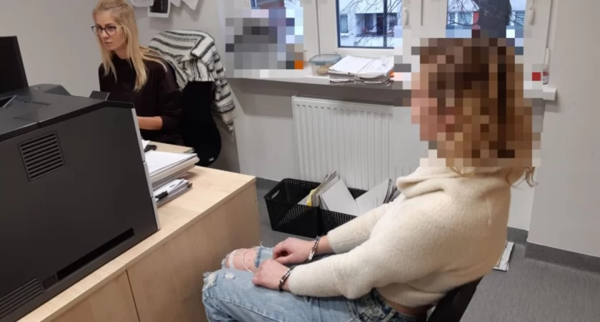 Zatrzymano 4 osoby za oszustwa na BLIKa