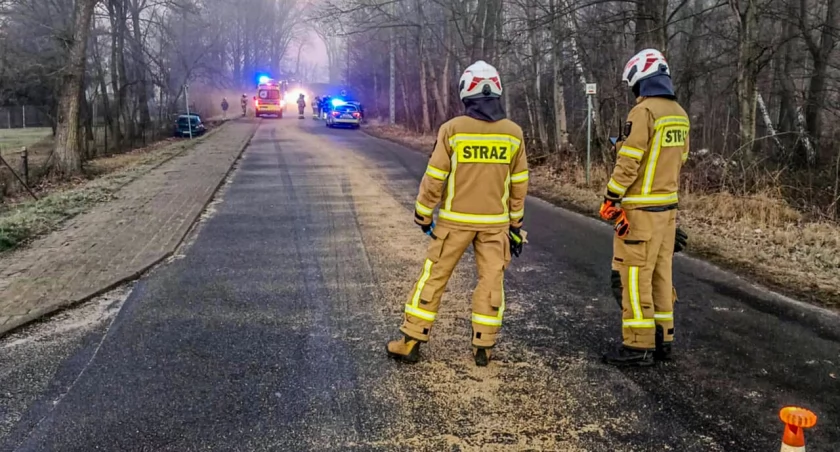 Kolizja dwóch aut w Chełstowie - jest ślisko