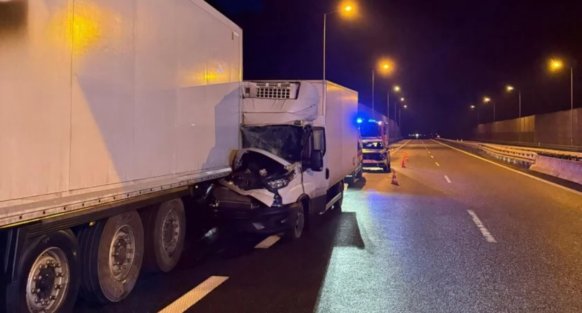 Bus najechał na tył ciężarówki. Wypadek miał miejsce na trasie S8