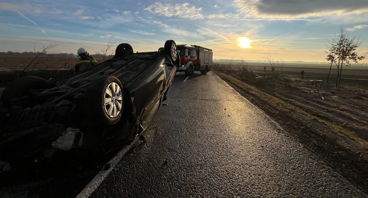 W Strzelcach dachowało auto osobowe