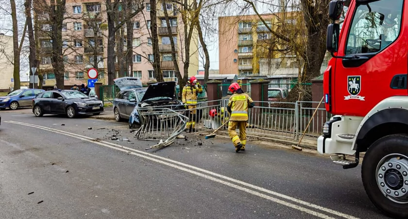 Audi staranowało barierki w Sycowie