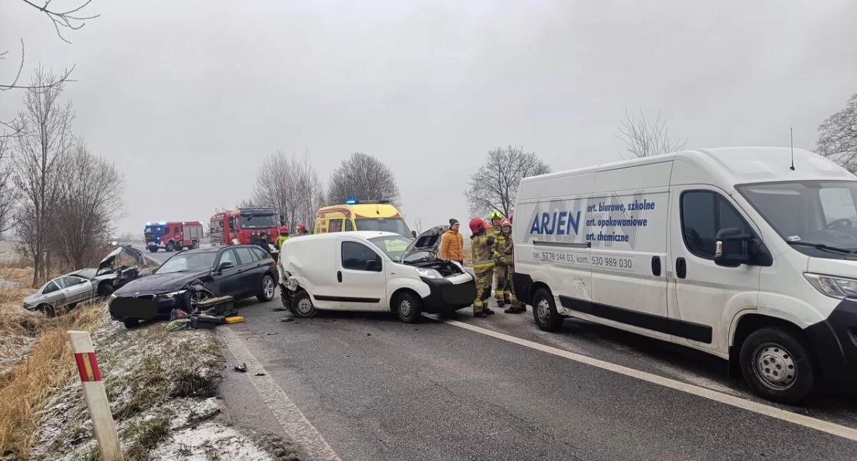 Wypadek dwóch samochodów osobowych i auta dostawczego