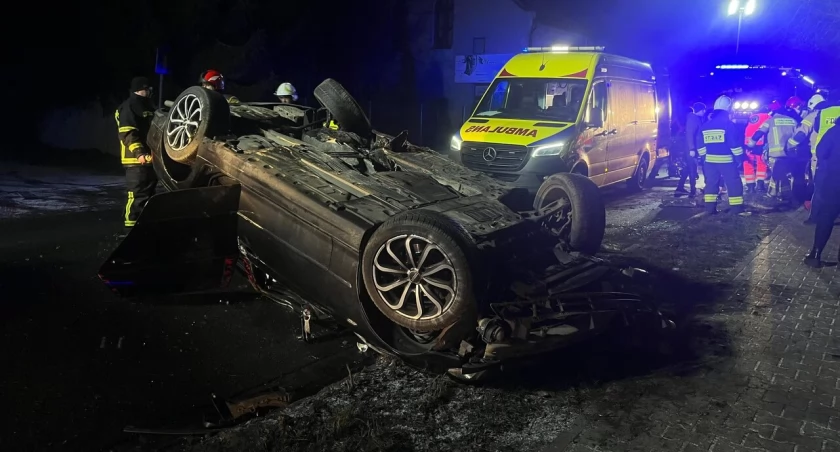 W Bierutowie dachowało auto