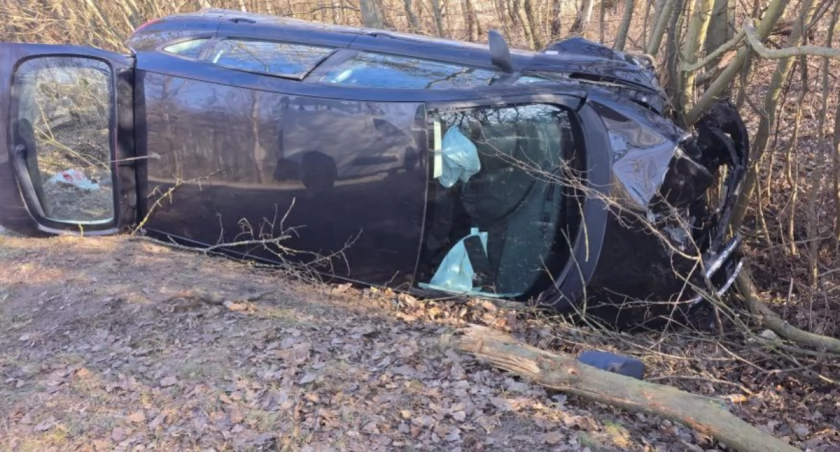 Na trasie Oleśnica - Cieśle doszło do poważnego wypadku - kierowca jest w ciężkim stanie