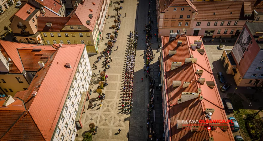 Maturzyści zatańczyli na oleśnickim Rynku - FOTO DRON