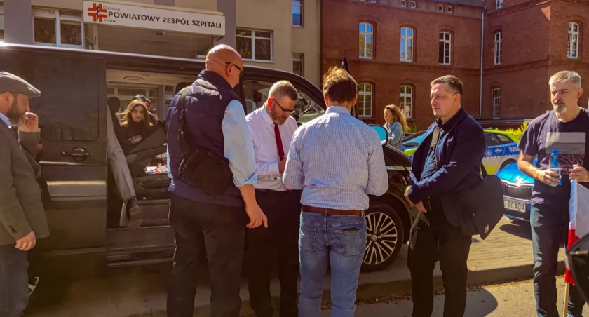 Grzegorz Braun wtargnął do szpitala w Oleśnicy – blokada lekarki i interwencja policji
