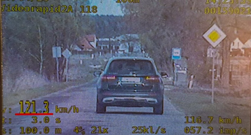 63 - latka straciła prawo jazdy za jazdę 121 km/h w terenie zabudowanym