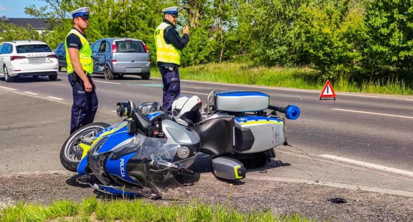 Wypadek na ulicy Dobroszyckiej w Oleśnicy – policyjny motocykl zderzył się z Oplem