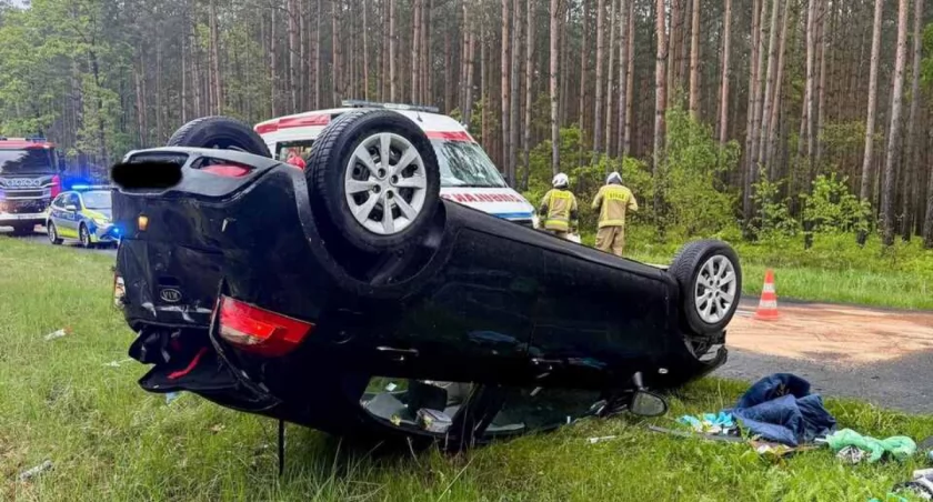 Samochód osobowy dachował na trasie Oleśnica - Twardogóra