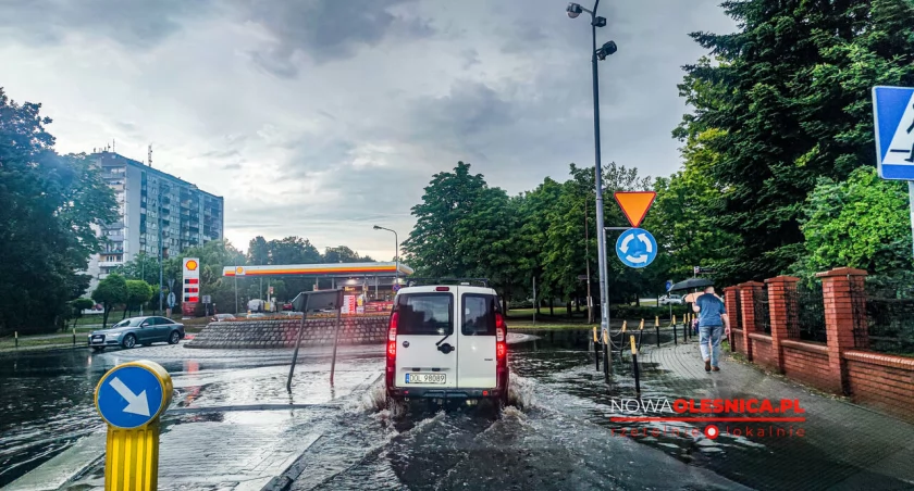 Uwaga Oleśnica - noc pod znakiem piorunów i wichury