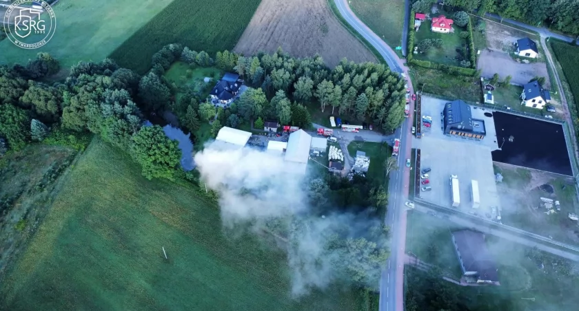 Duży pożar lakierni w Dąbrowie koło Twardogóry
