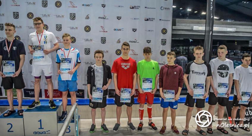 Młodzi pływacy na podium