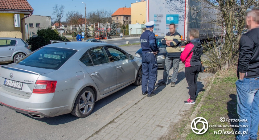 Ciężarówka zaczepiła osobówkę i wyciągnęła ją z parkingu...