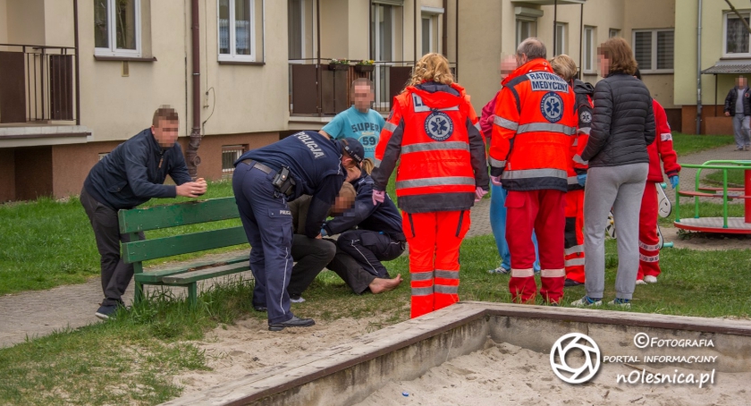 Mężczyzna wypadł z okna - policjanci musieli zakuć go w kajdanki