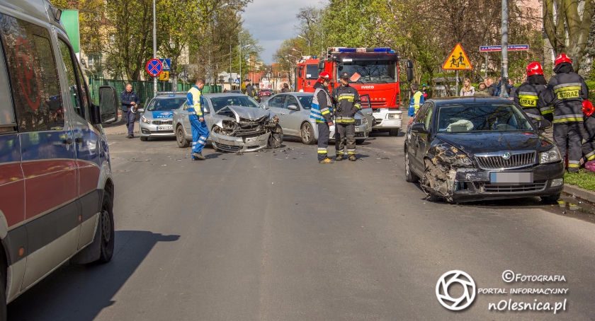 Dwie Skody, 5 osób w szpitalu, dwa wykroczenia - FOTO - VIDEO