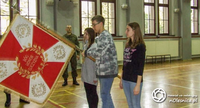 Żołnierze szkoli poczty sztandarowe w G2