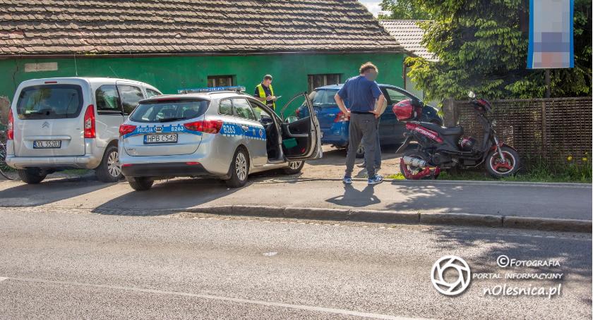 Skuter uderzył w zatrzymujące się auto