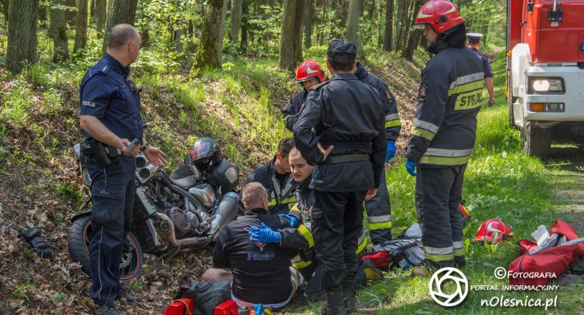 Kolizja busa z motocyklistą na DK25