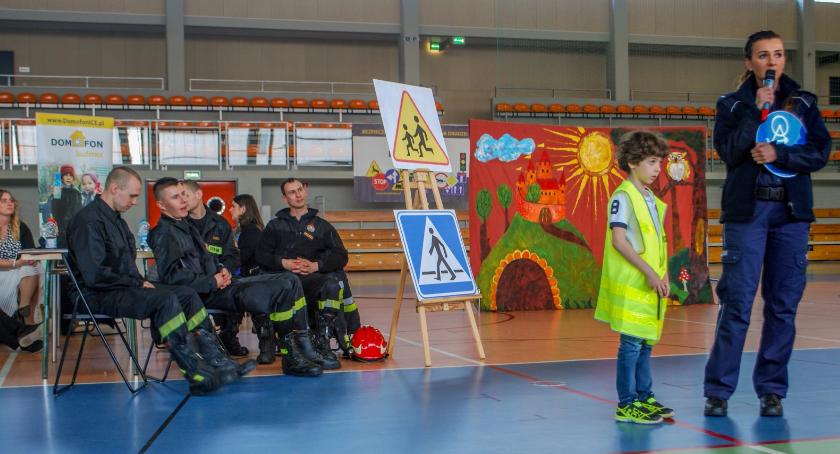 Podstawowe zasady bezpieczeństwa na drodze - policjanci dla dzieci