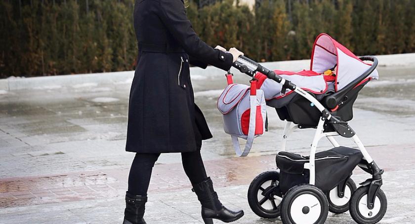 Mama wie lepiej: mały człowiek w samochodzie