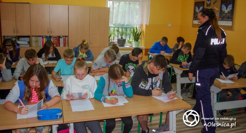 Policjanci oleśnickiej jednostki sprawdzają wiedzę dziesięciolatków w zakresie ruchu drogowego