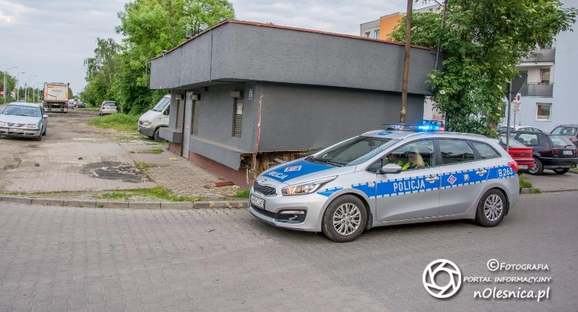 Uszkodził pawilon i odjechał, ale zostawił tablicę rejestracyjną