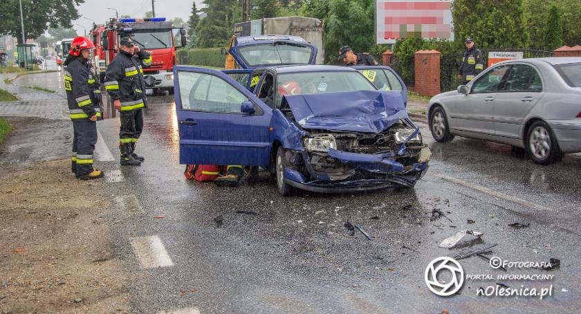 Osobówka wjechała w ciężarówkę - 4 osoby poszkodowane