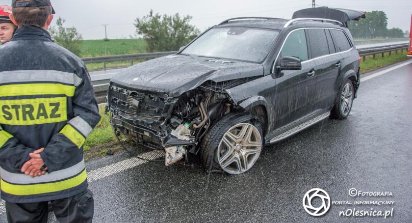 Mercedes rozbił się na barierkach