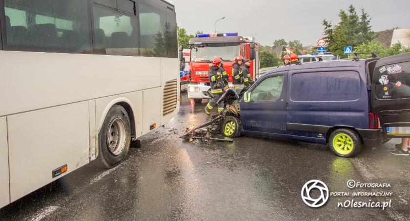 Kolizja autobusu z osobówką - VIDEO