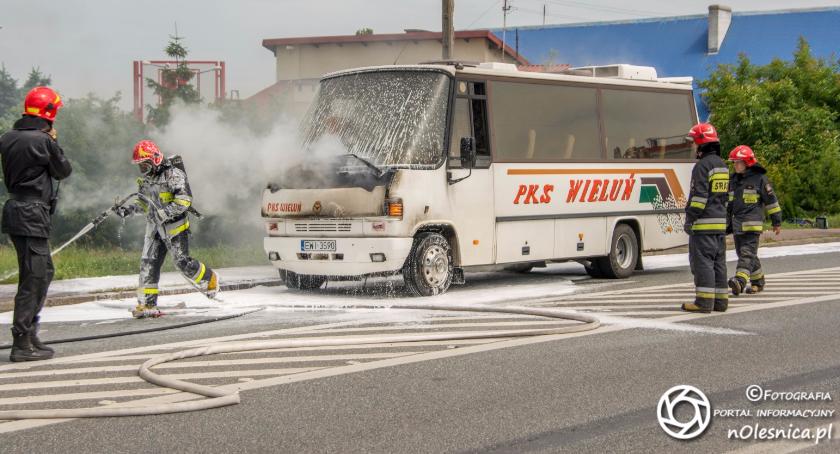 Niegroźny pożar busa na Wojska Polskiego