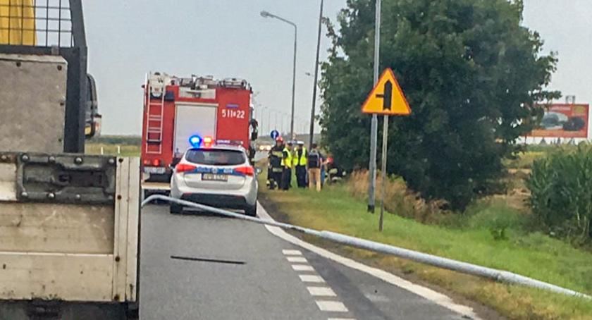 Honda uderzyła w słup i wjechała do rowu