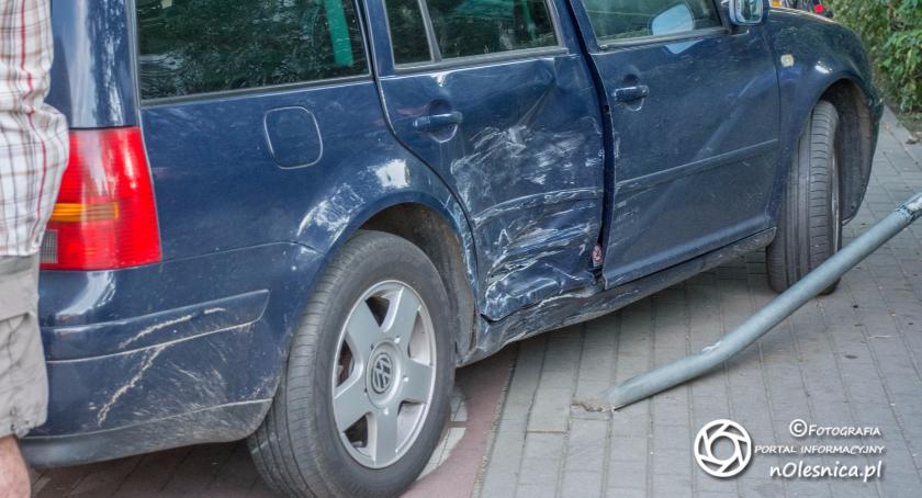VW Golf ściął znak na Sudoła
