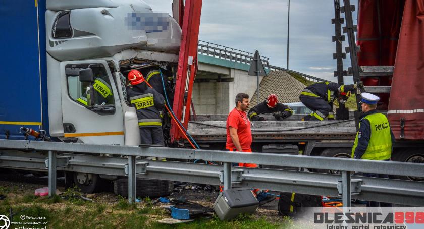 Poważny wypadek trzech TIRów na S8. Zakleszczony kierowca i służby w akcji