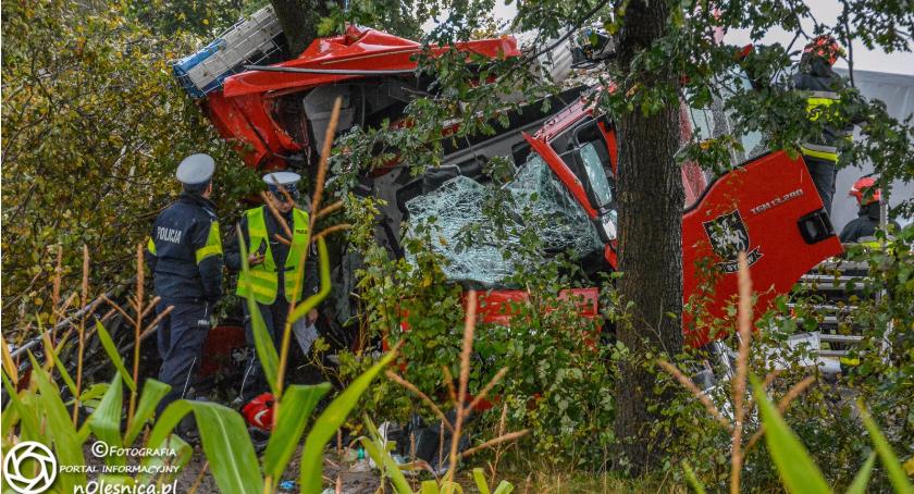 Jechali nieść pomoc, a po chwili sami jej potrzebowali. Strażacy z Sycowa ulegli wypadkowi