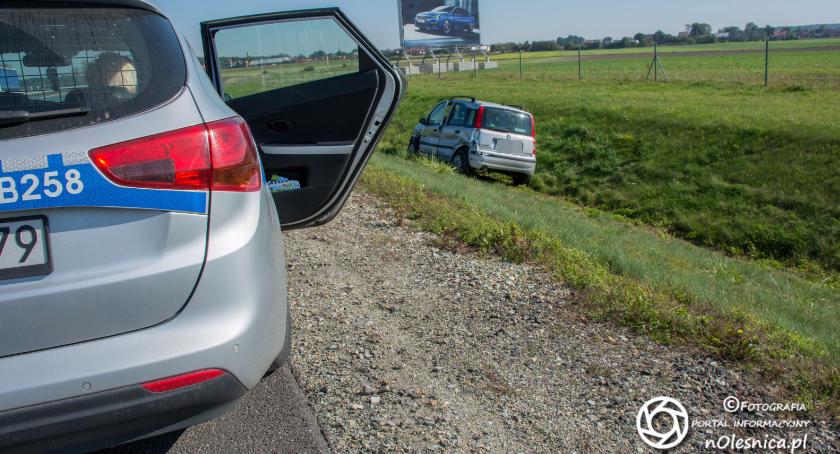 Uderzyła w bariery na S8 i wylądowała w rowie